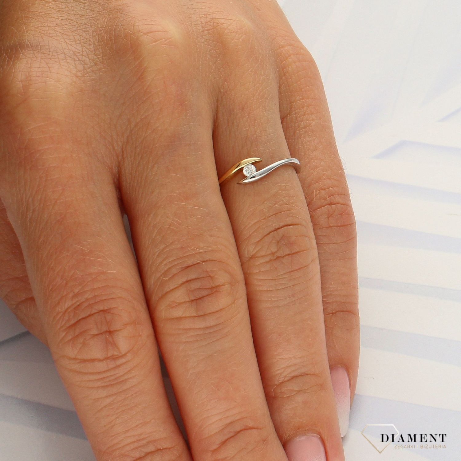 Pierścionek złoty DIAMENT żółte i białe złoto, jeden diament. Pierścionki zaręczynowe R39804DYW..jpg